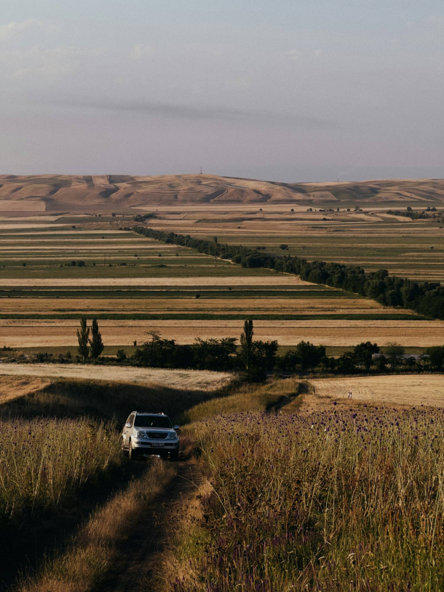 4x4 sur une piste de la campagne kirghize