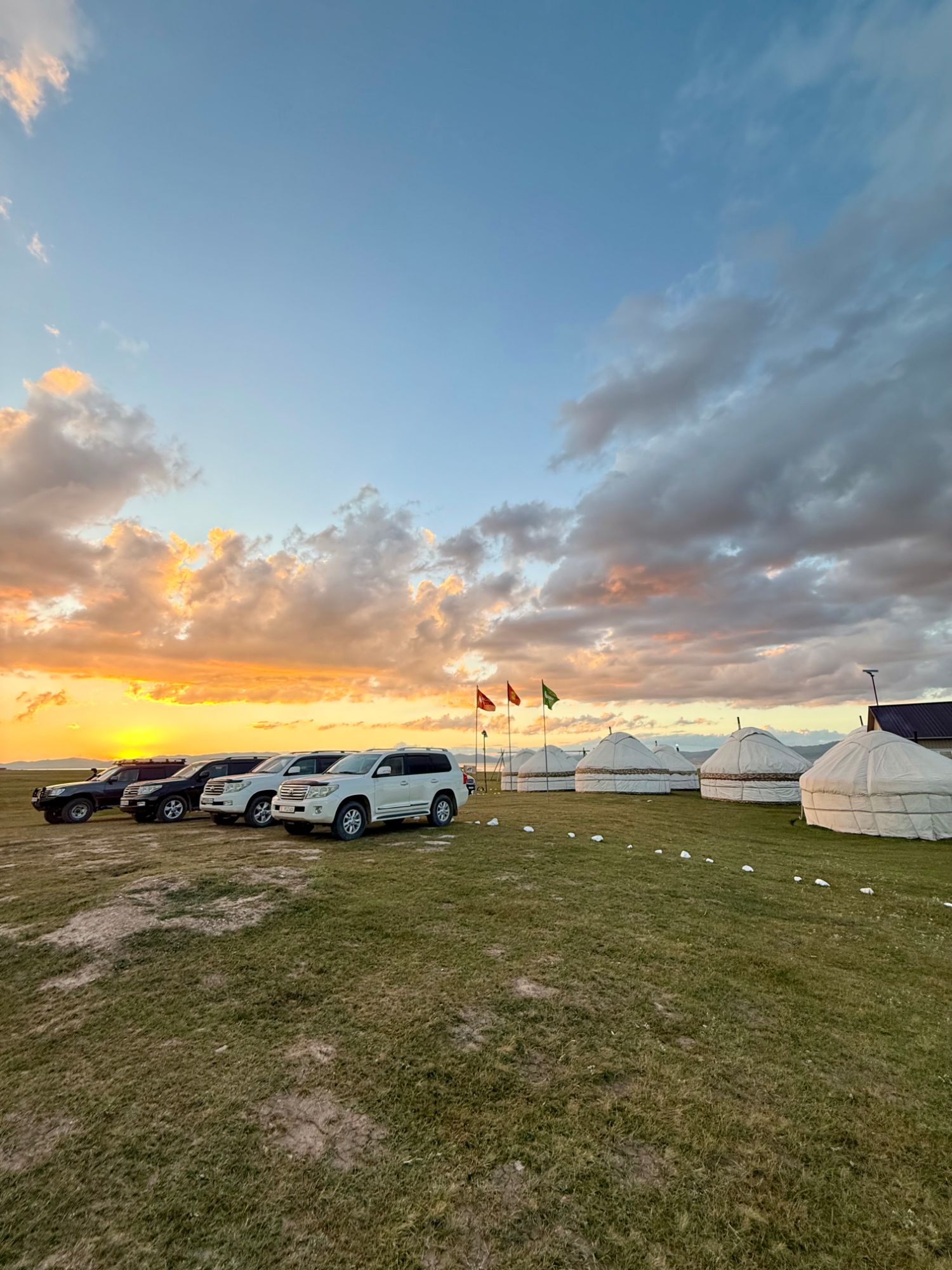Camp de yourtes au coucher du soleil à Song-Köl