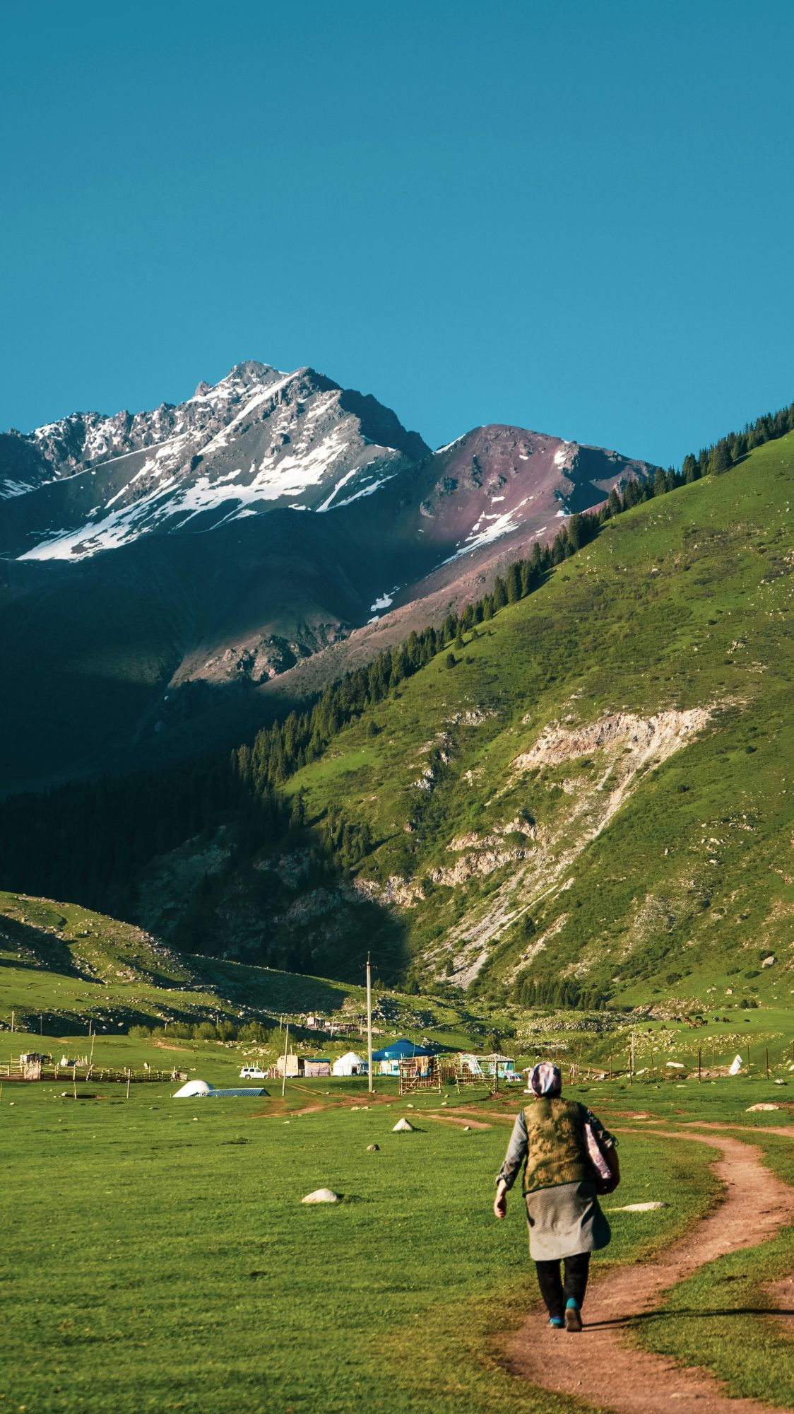 Camp de yourtes traditionnelles au Kirghizstan