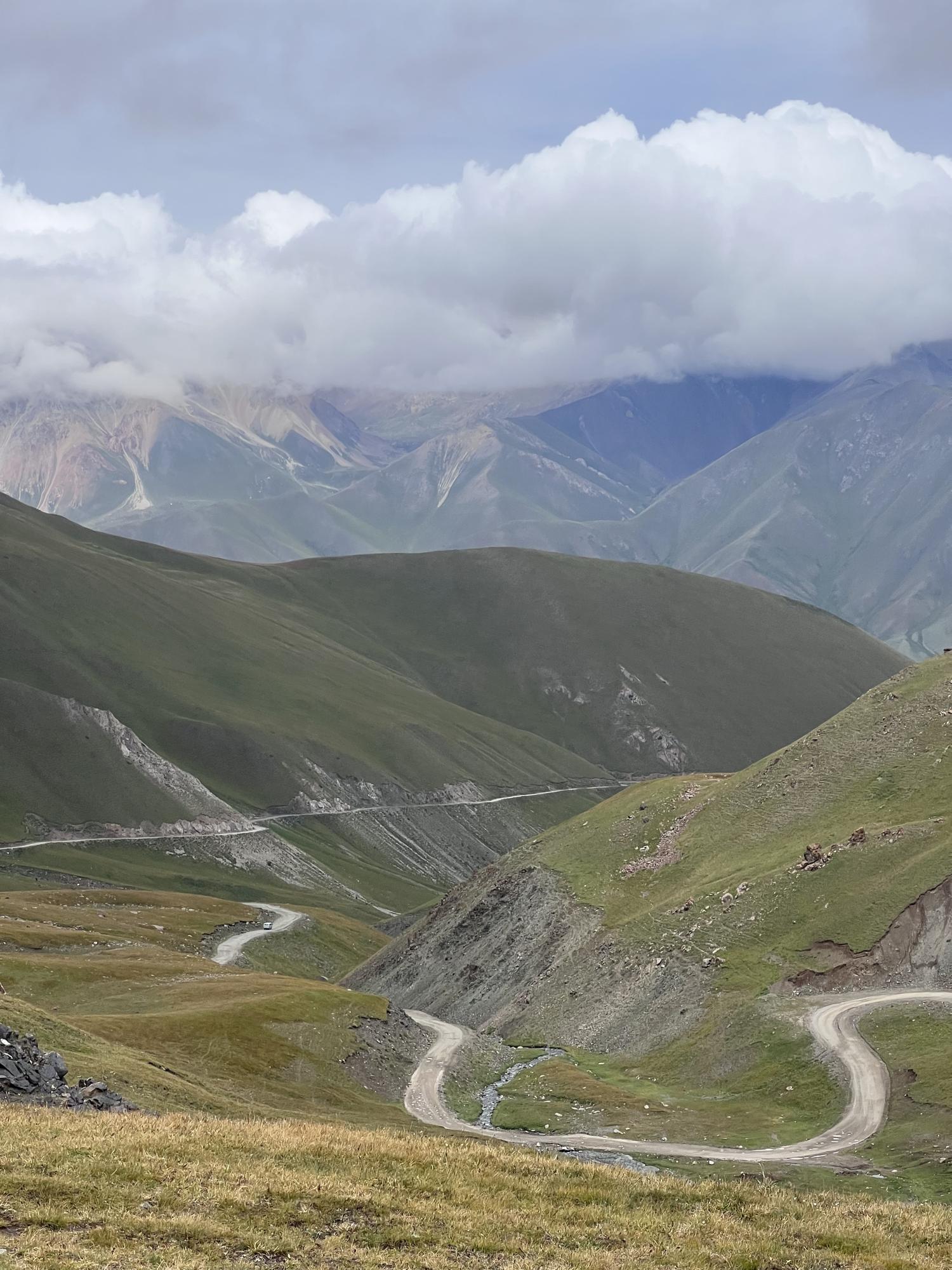 Col de montagne sur une piste sinueuse au Kirghizstan