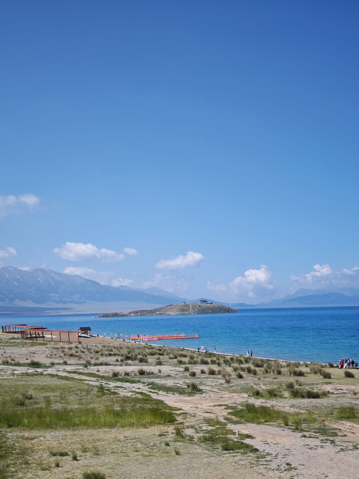 Plage et rives du lac Issyk-Kul