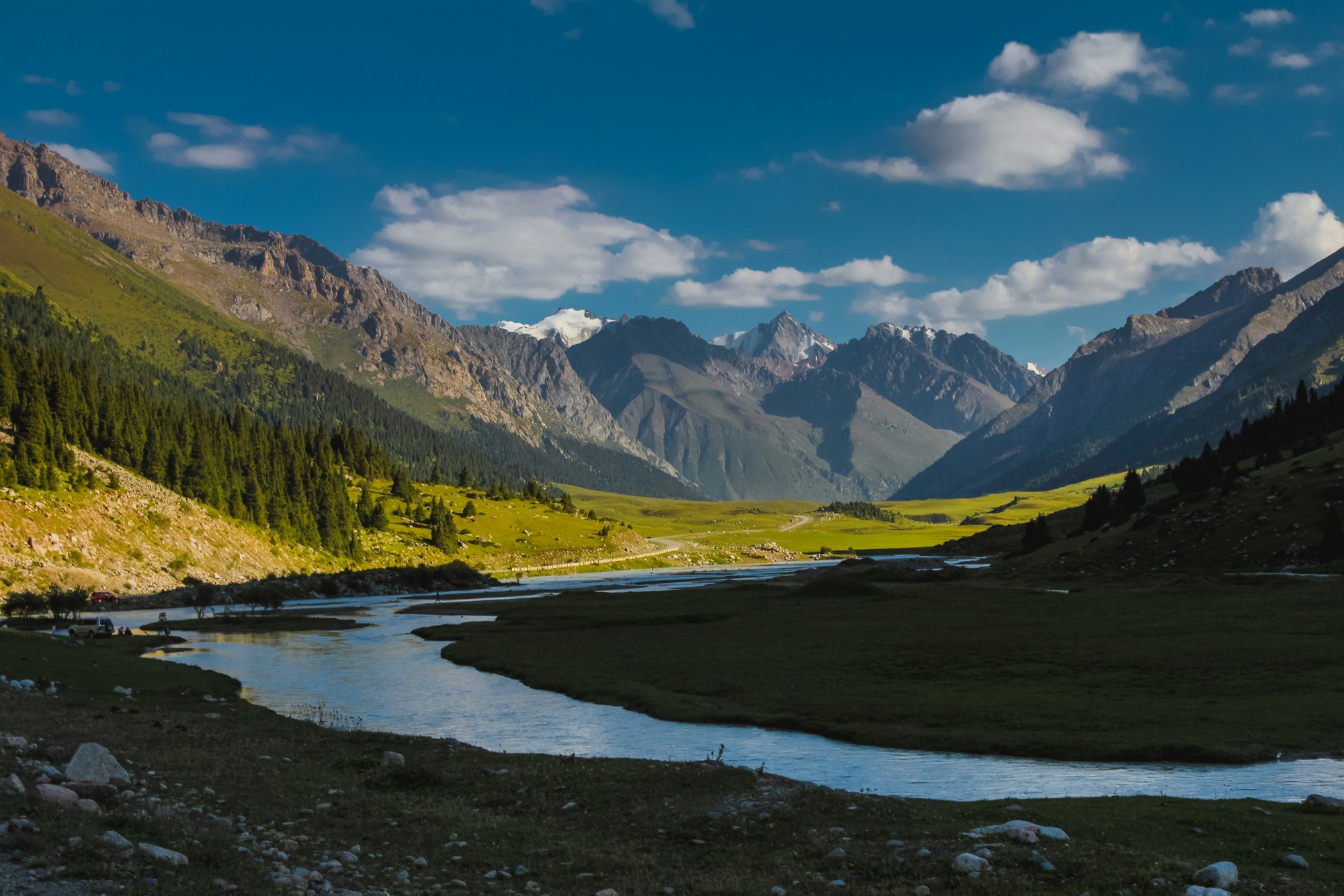 Rivière serpentant dans la vallée d'Ala-Archa, au pied du Tian Shan
