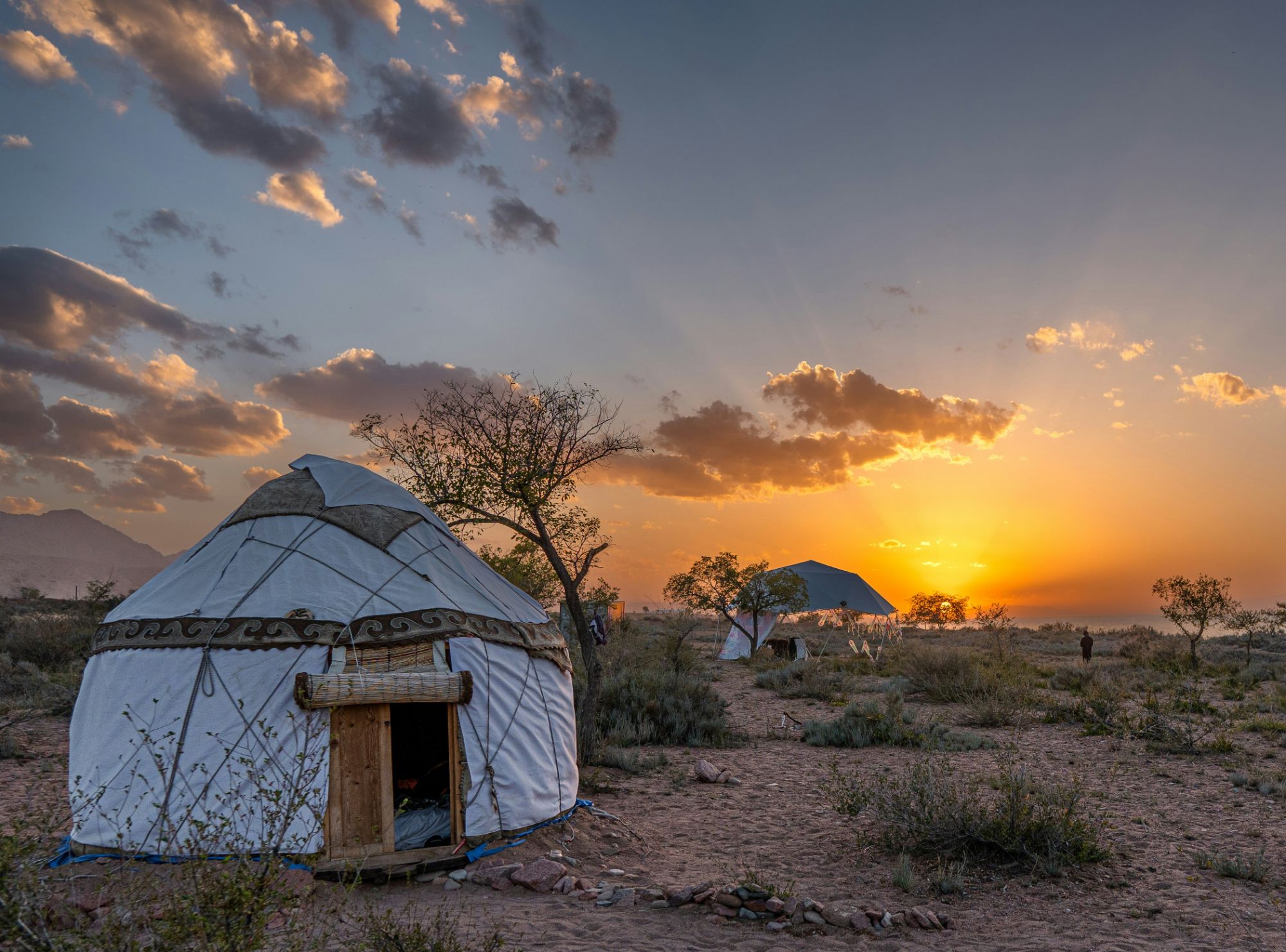 Camp de yourtes au coucher du soleil au Kirghizstan