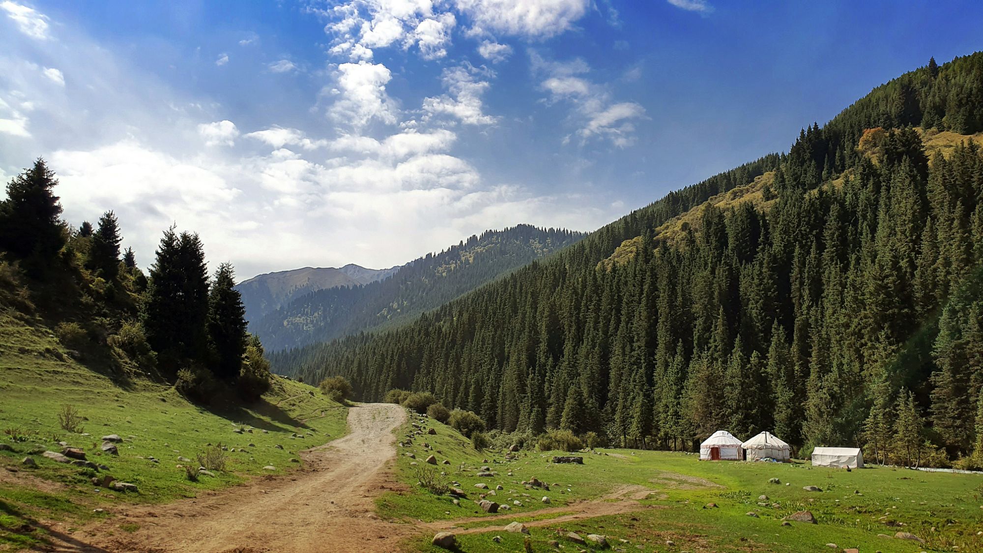 Camp de yourtes en vallée verte au Kirghizstan